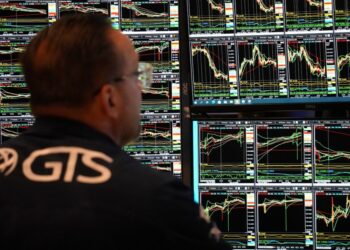 Global stocks plunge as tech sell-off deepens