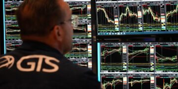 Global stocks plunge as tech sell-off deepens