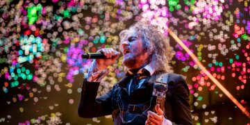 Iconic Indie Rock Singer Hospitalized With Pneumonia, Band Forced to Cancel Concert