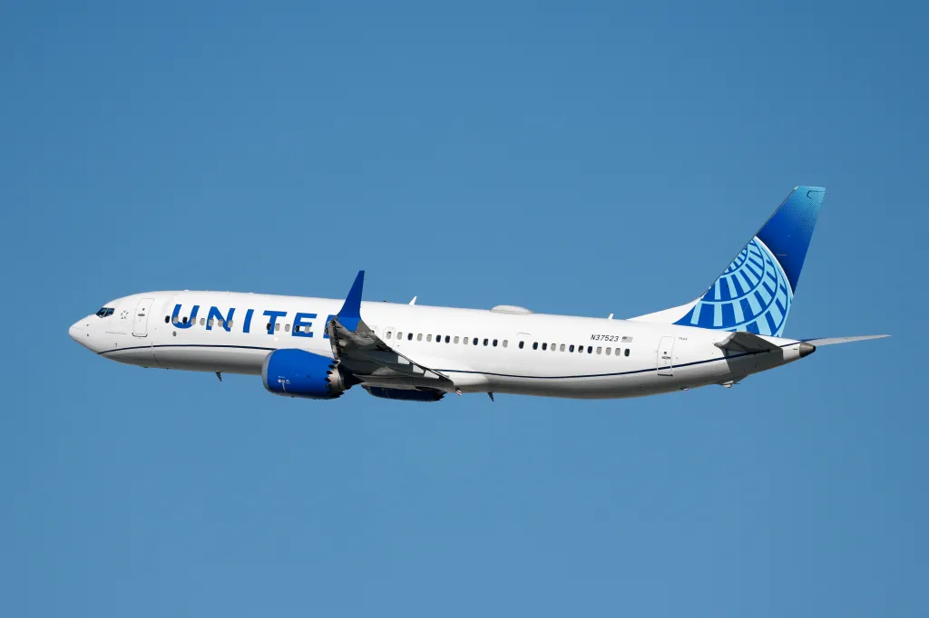A United Airlines Boeing 737 Max 9 flies over LAX on Jan. 27, 2026.