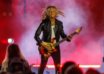 Kirk Hammett Takes a Rough Fall While Performing With Metallica in Ireland