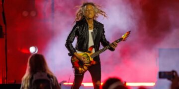 Kirk Hammett Takes a Rough Fall While Performing With Metallica in Ireland