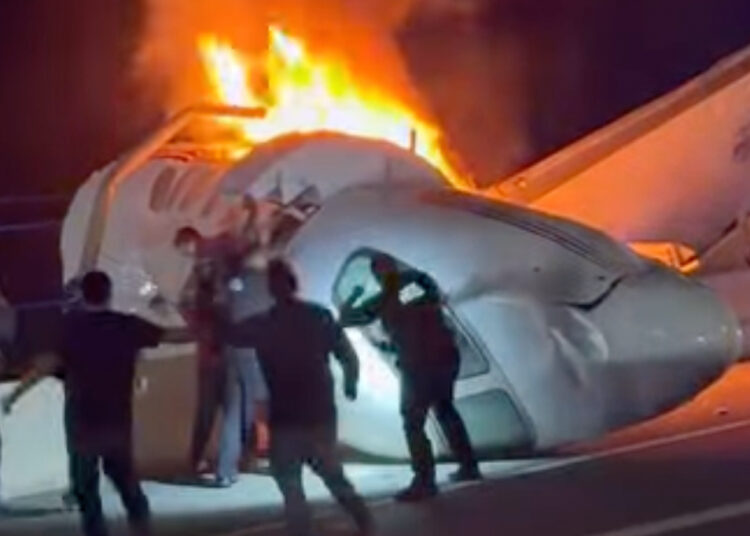 Drivers rush to help after private jet crashes on highway, killing 1 person