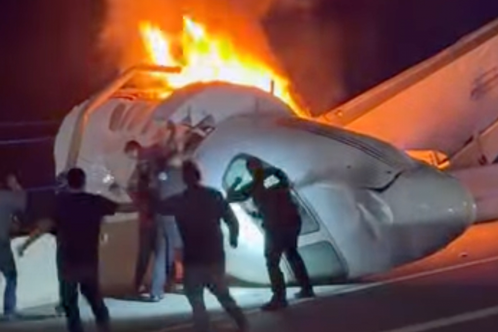 Drivers rush to help after private jet crashes on highway, killing 1 person