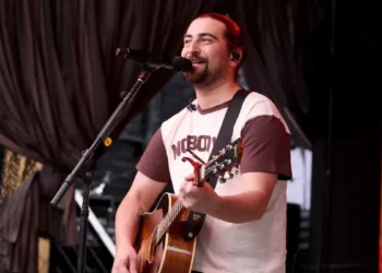 Noah Kahan Begs His Fans Not To Do This Insanely Gross Thing at His Concerts: ‘Please Dear God Just Go to the Bathroom’