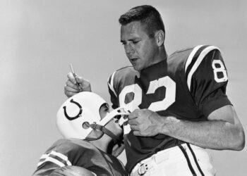 Raymond Berry, sure-handed Hall of Fame receiver for the Colts, dies at 93