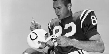 Raymond Berry, sure-handed Hall of Fame receiver for the Colts, dies at 93