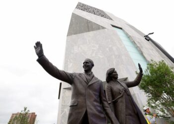 Star-studded crowd gathers to celebrate Obama’s new center in Chicago