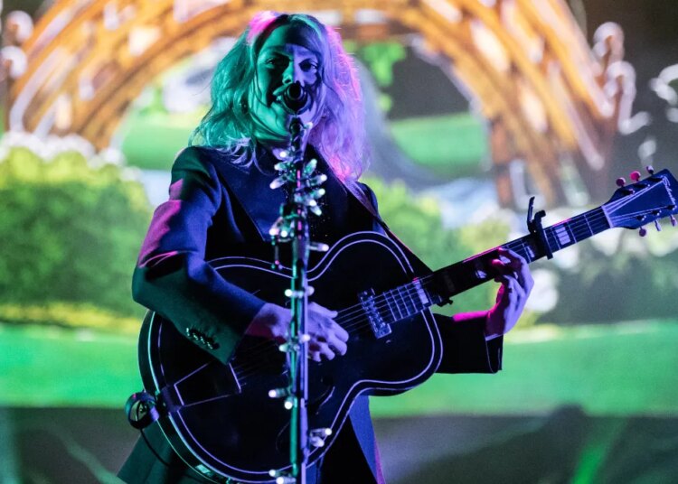 How a Gardening Accident Changed This Indie Icon’s Guitar Technique (And No, This Isn’t a Spinal Tap Reference)