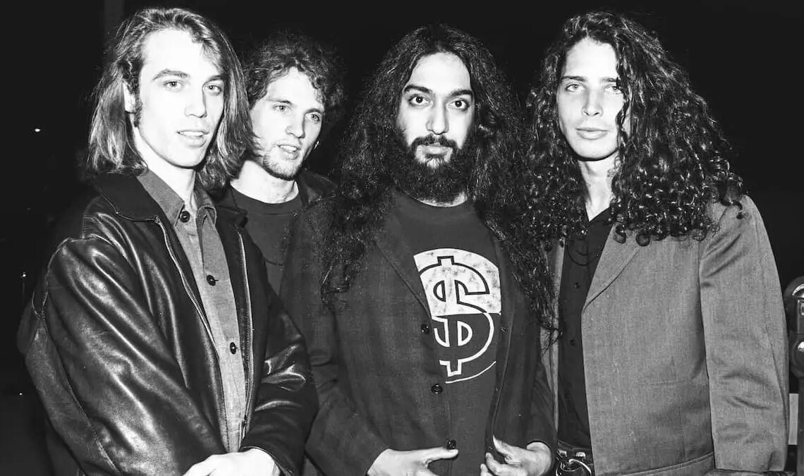 Legendary Grunge Guitarist Name Drops Some of the Heaviest Metal Bands Who Inspired Him, and You Can Definitely Hear It in His Songs