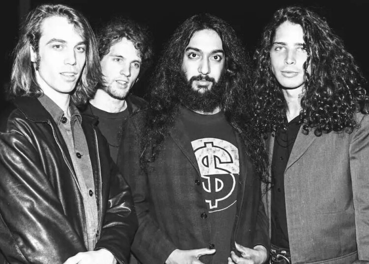 Legendary Grunge Guitarist Name Drops Some of the Heaviest Metal Bands Who Inspired Him, and You Can Definitely Hear It in His Songs