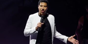 Lionel Richie Cuts Concert Short After Falling Ill Mid-Performance