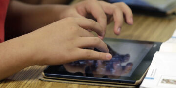 Nation’s second-largest school district passes strict new screen time rules for students