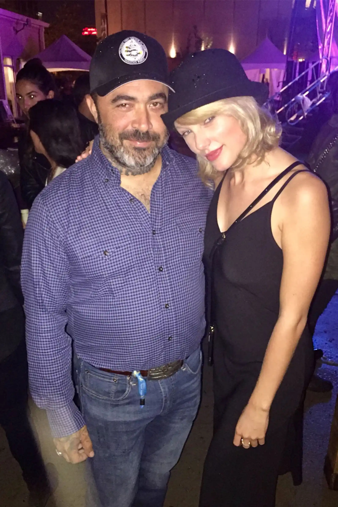 Aaron Lewis and Taylor Swift posing together.