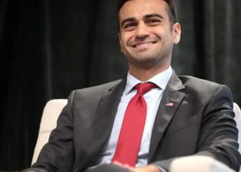 MAGA rising star’s vacations with top aide quietly fueling rumors: ex-GOP strategist