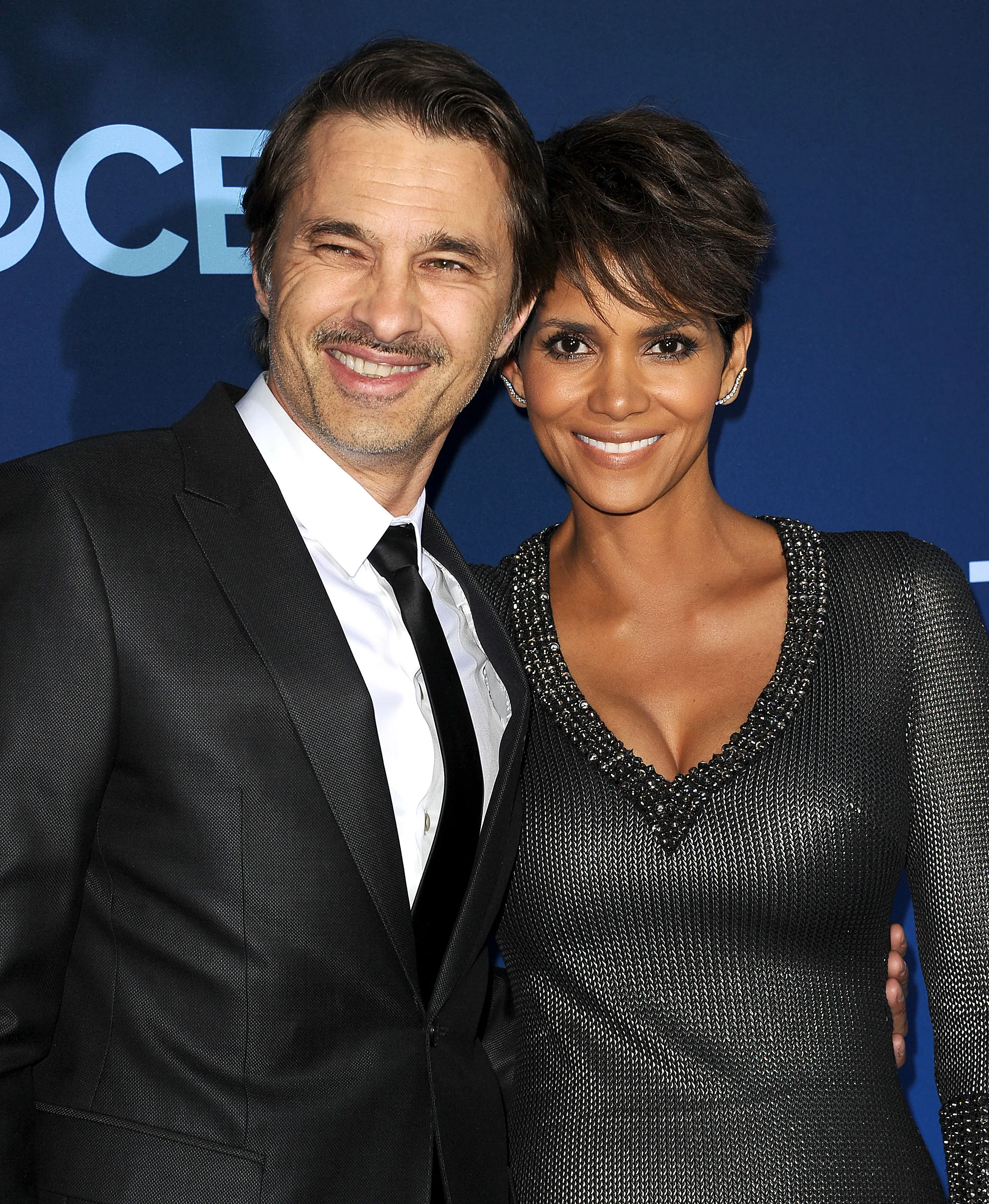 Olivier Martinez and Halle Berry smiling.