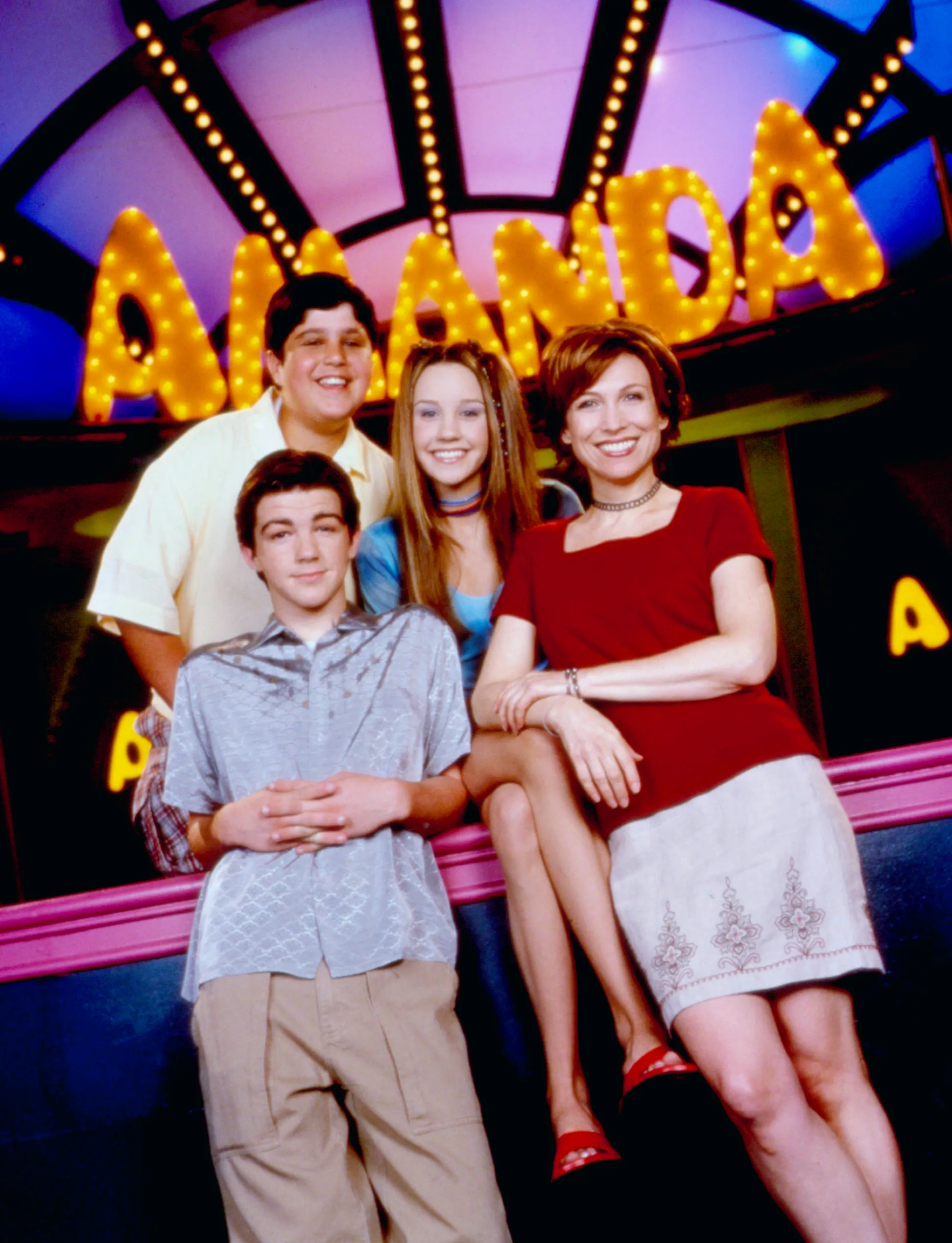 Cast shot of Drake Bell, Josh Peck, Amanda Bynes, and Nancy Sullivan from 