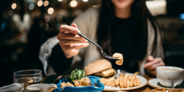 Americans Are Going on Dates Just for the Free Food (and Admitting It)