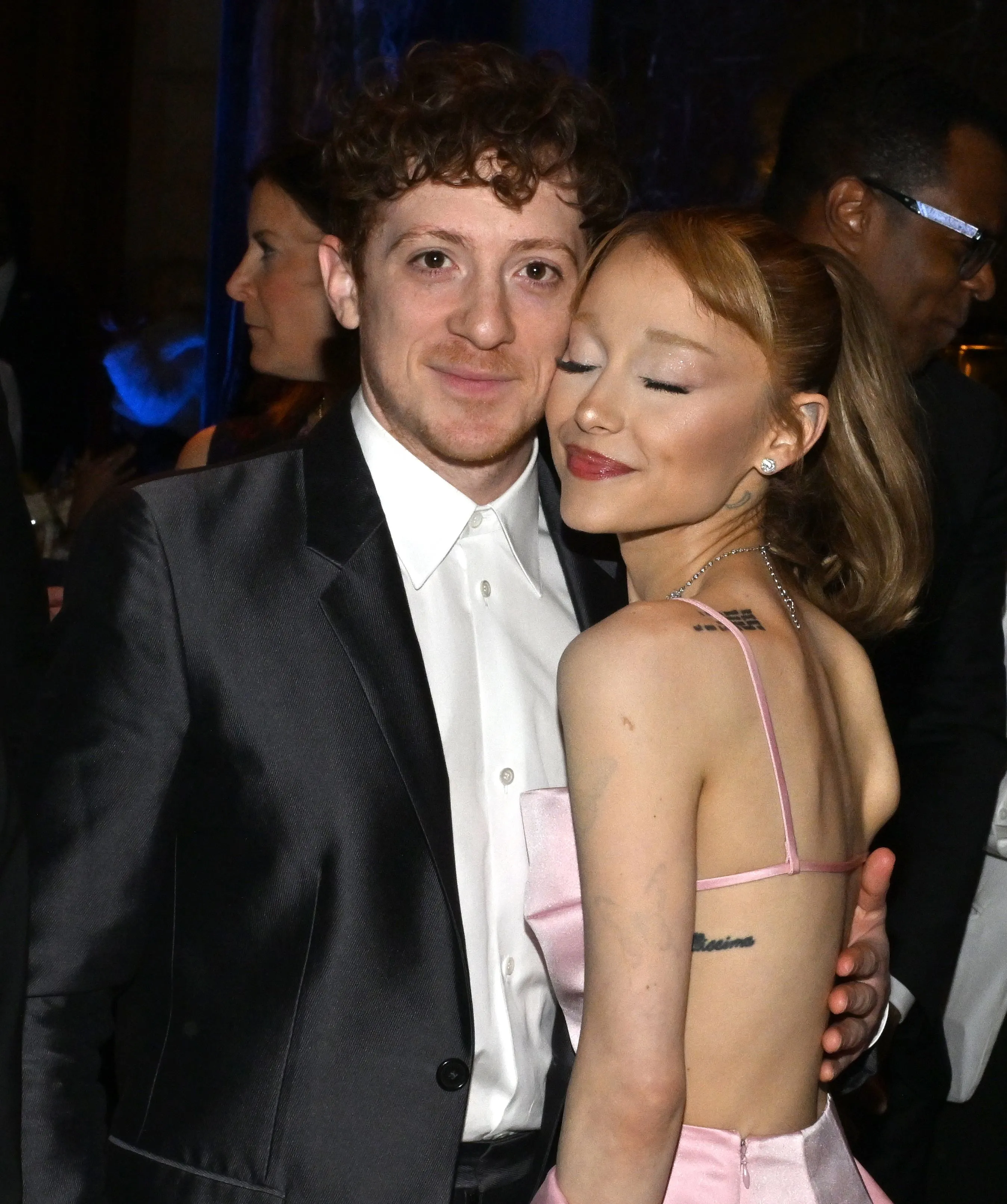 Ethan Slater and Ariana Grande posing together.