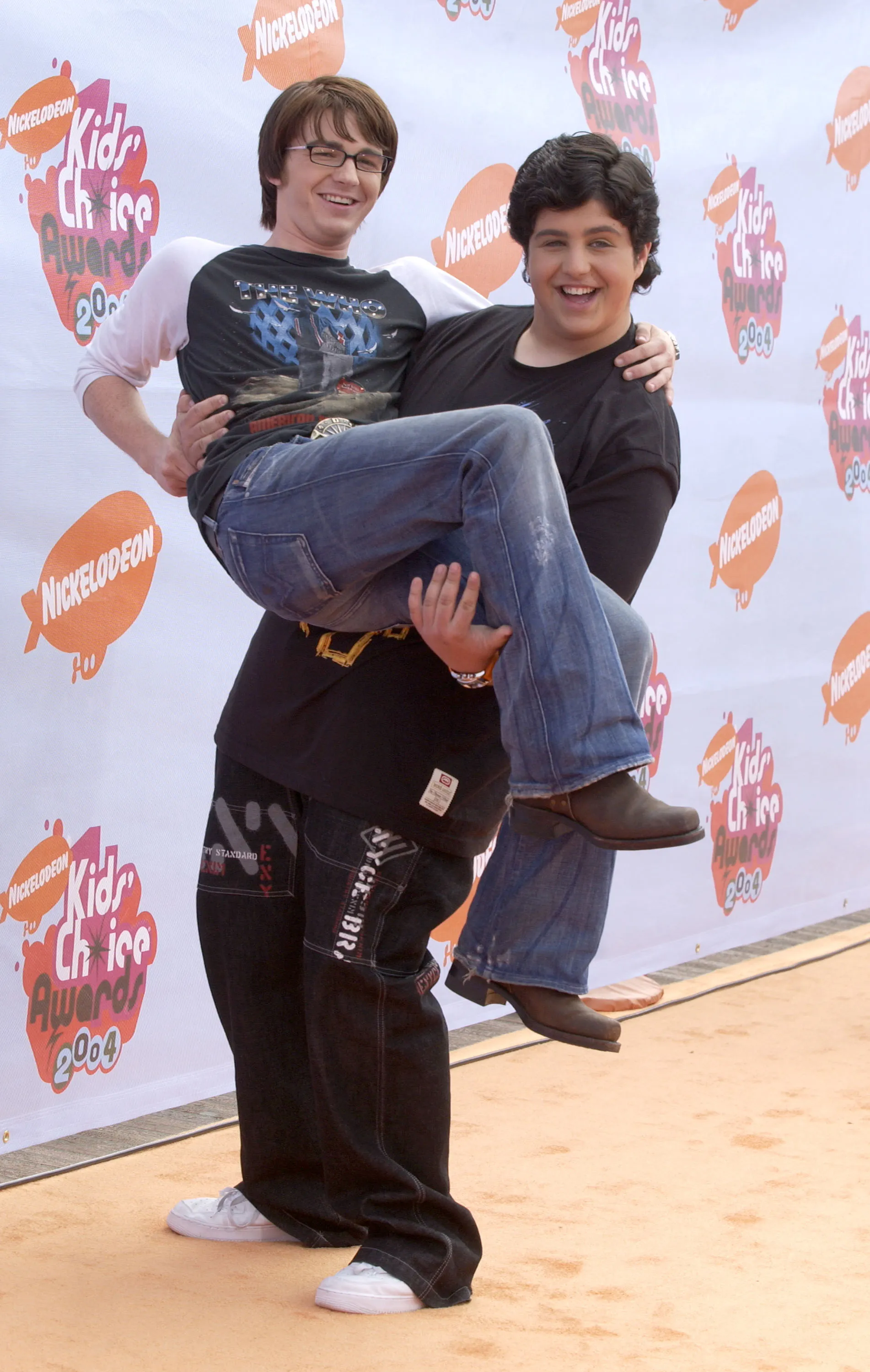 Josh Peck carrying Drake Bell in his arms at the Nickelodeon Kids' Choice Awards.
