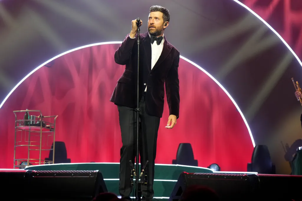 Brett Eldredge sings on stage during his
