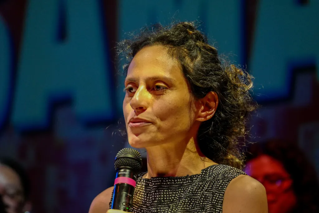 Samantha Kattan speaking into a microphone.