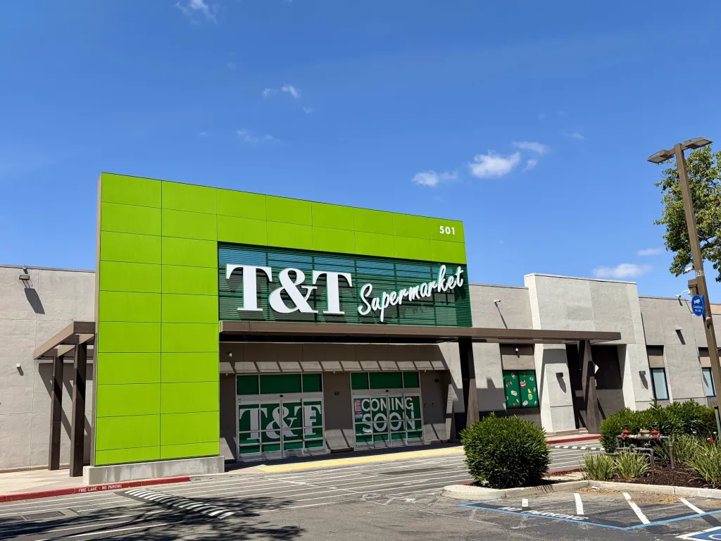 Exterior of the T&T Supermarket in San Jose, with 