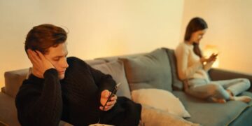 Dear Abby: I’m embarrassed that my son, daughter-in-law continue to ignore my texts