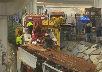 6 injured as Boston duck boat tips over near Cambridge ramp