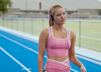 ‘Elle’ Review: Amazon’s Dull ‘Legally Blonde’ Prequel Series Is Awkward and Forced