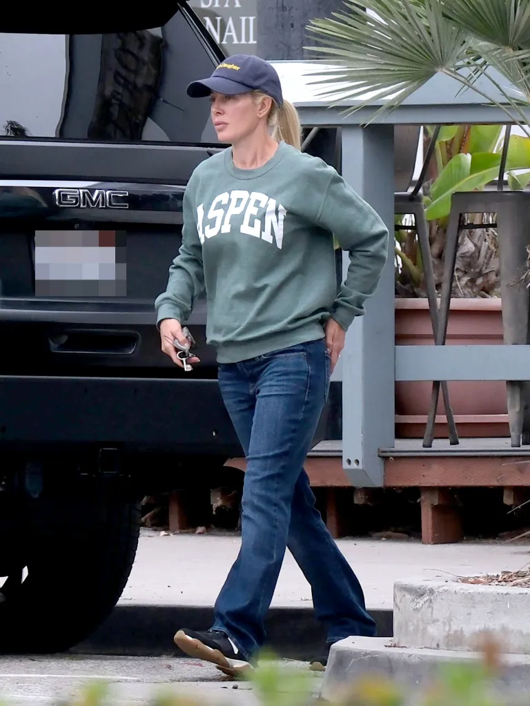 Heidi Pratt, wearing a green 