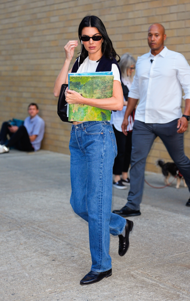 Kendall Jenner exiting the Gagosian Gallery in New York City with art books.