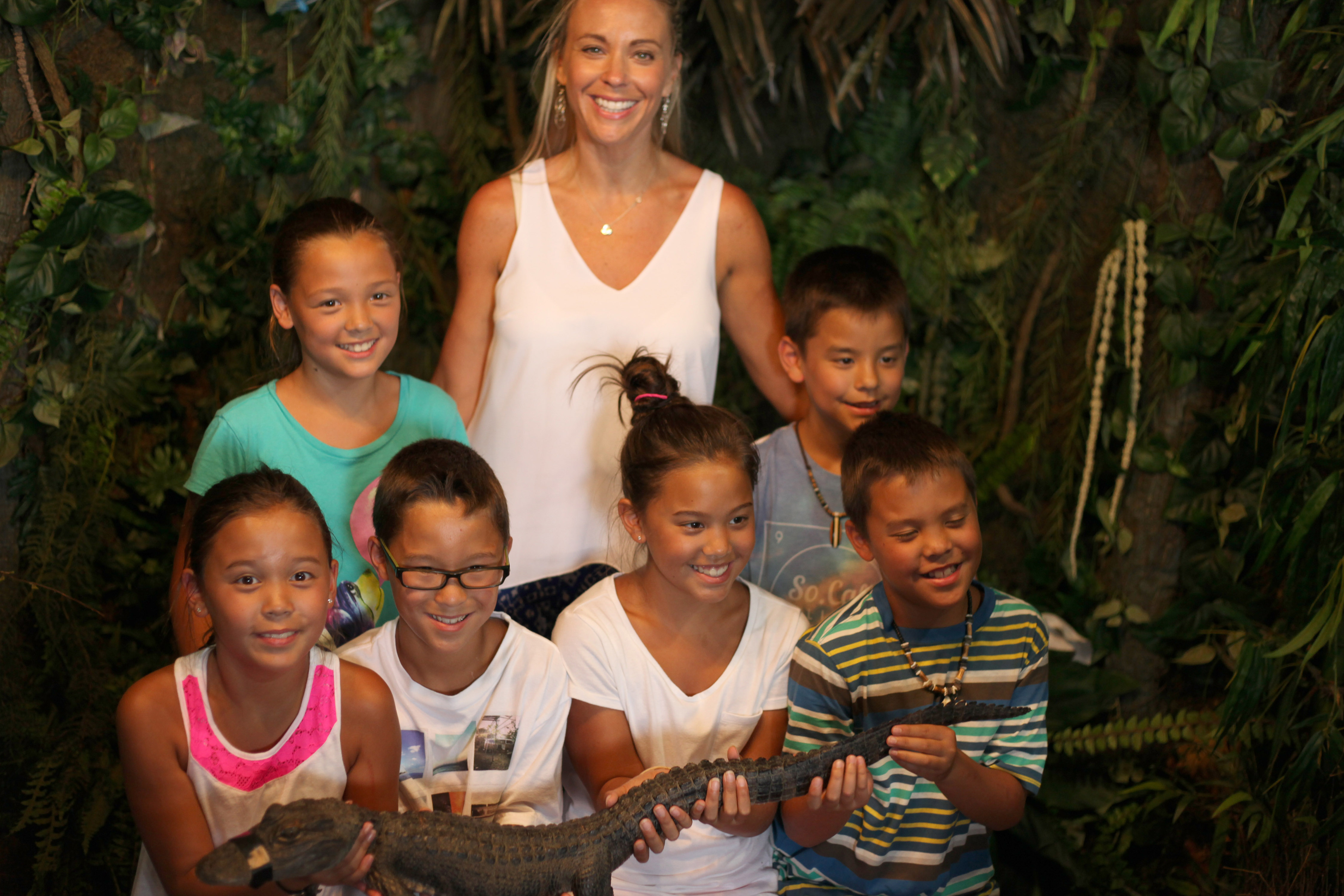 Kate Gosselin and her six children posing with a small alligator.