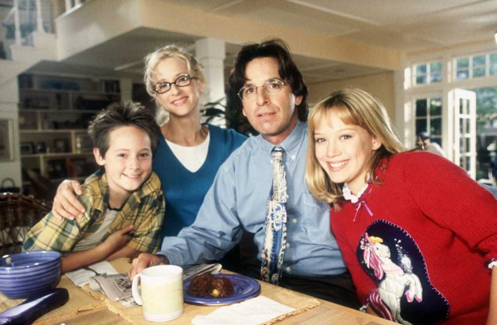 Cast shot of Jake Thomas, Hallie Todd, Robert Carradine, and Hilary Duff from the TV series Lizzie McGuire.