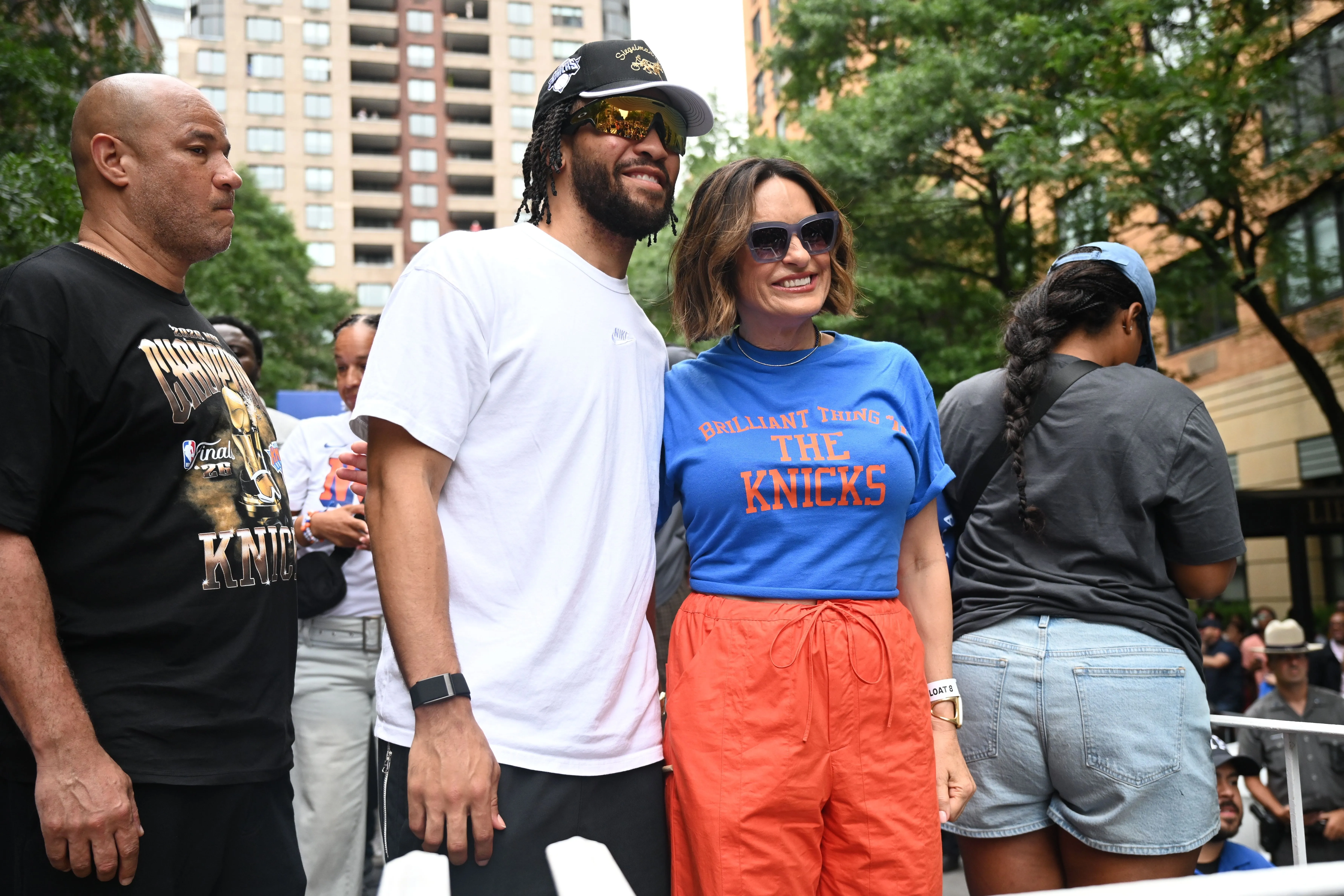 Jalen Brunson and Mariska Hargitay pose together at the New York Knicks ticker-tape parade.