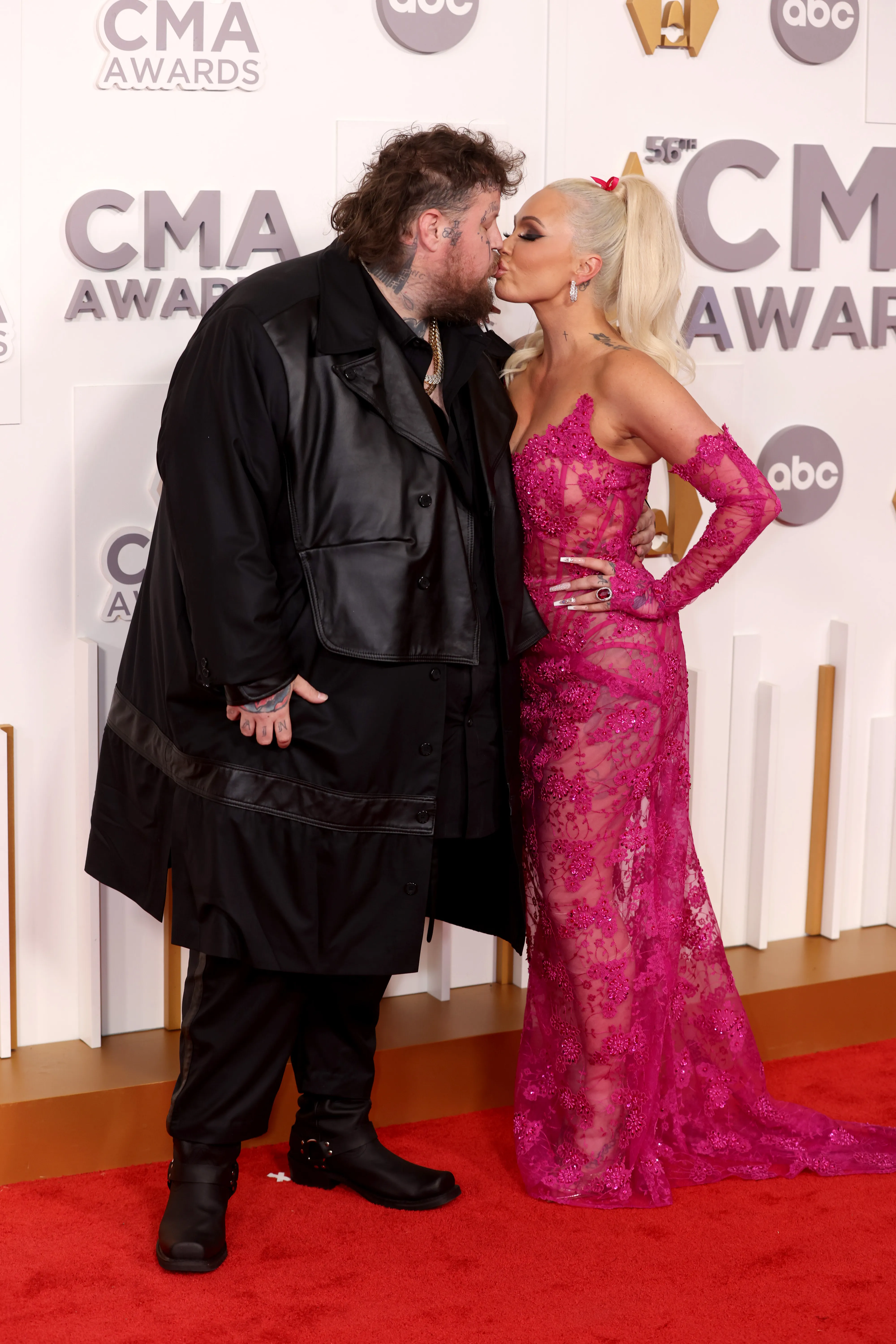 Jelly Roll and Bunnie Xo kiss on the red carpet at the 56th Annual CMA Awards.