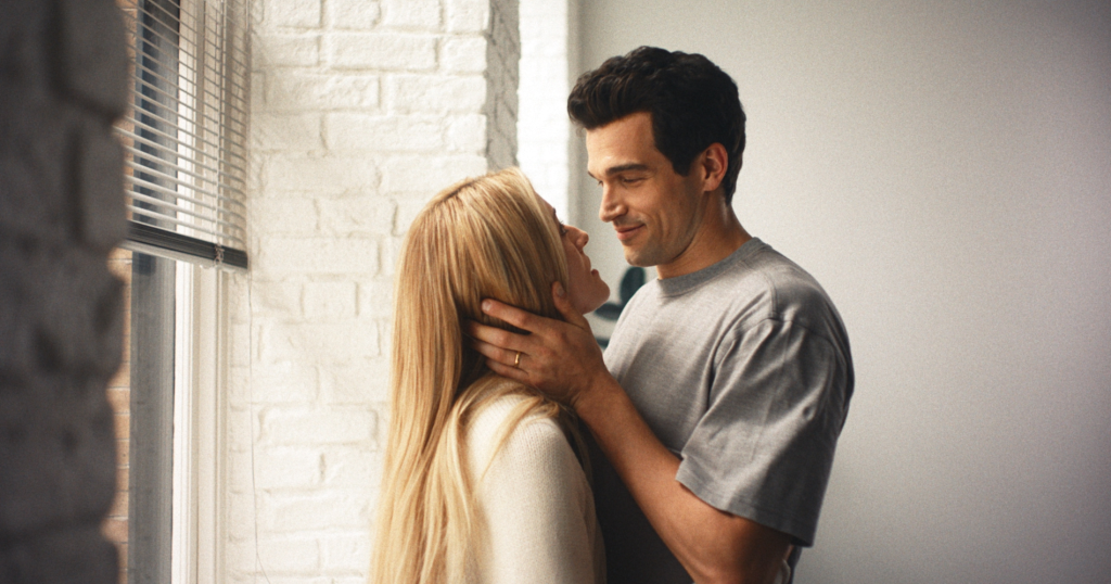 Sarah Pidgeon as Carolyn Bessette and Paul Anthony Kelly as John F. Kennedy Jr. look at each other lovingly.