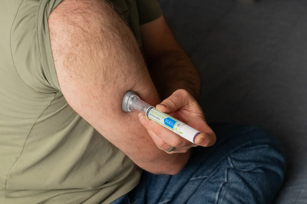 Man injecting Zepbound into his arm.