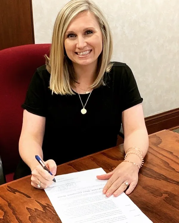 Misty Roberts, former mayor of DeRidder, Louisiana, signing a document.