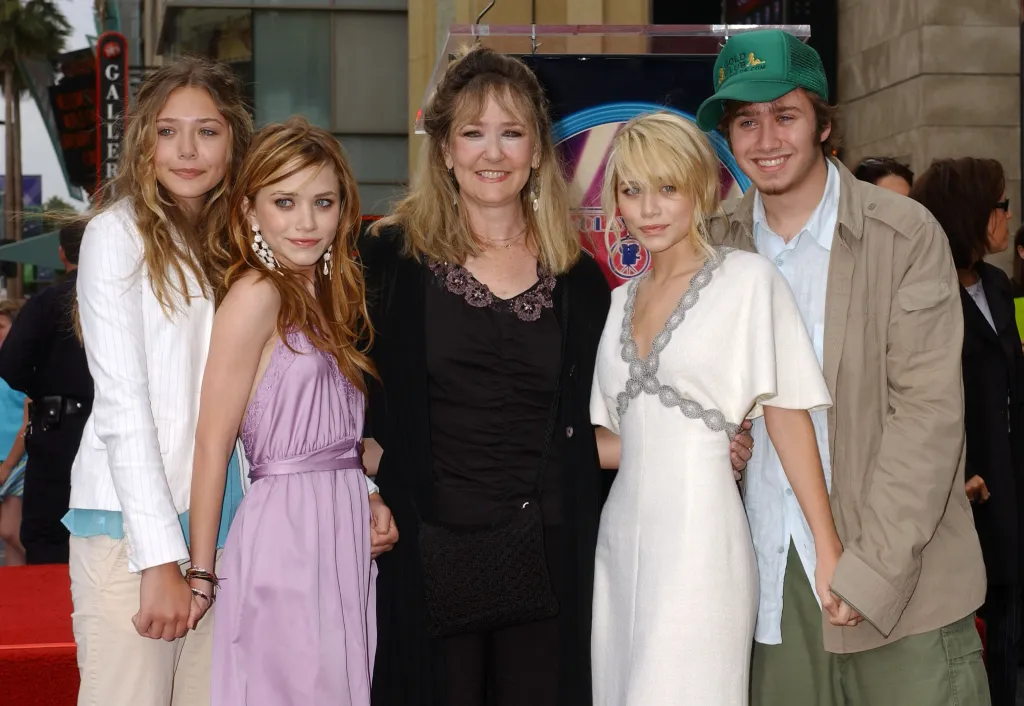 Elizabeth Olsen, Mary-Kate Olsen, Jarnette Olsen, Ashley Olsen, and Trent Olsen on the red carpet.