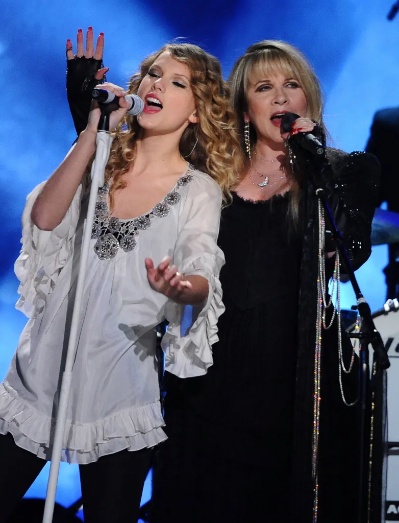Taylor Swift and Stevie Nicks singing on stage.