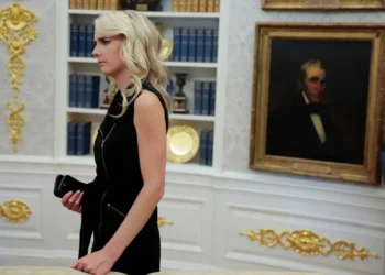 Journalist warns about Trump’s bond with devoted aide: ‘She is fueling his delusions’