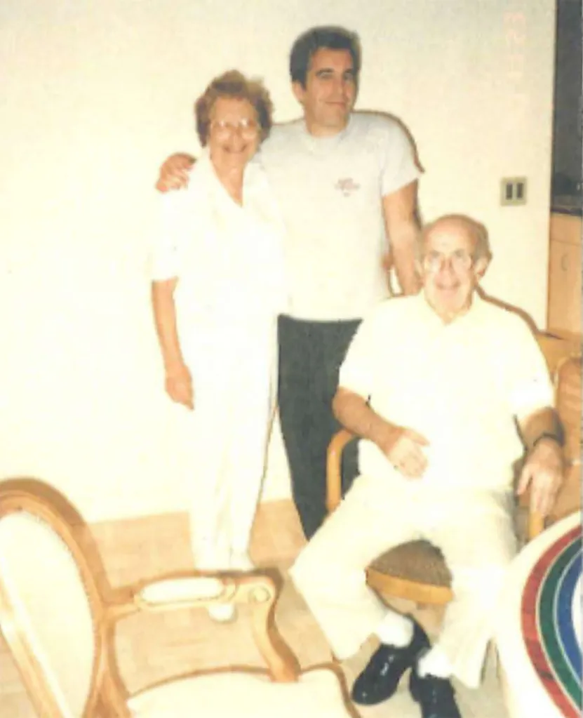 A young man (Jeffrey Epstein) with his arm around his mom Paula and a hand on his dad Seymour's shoulder