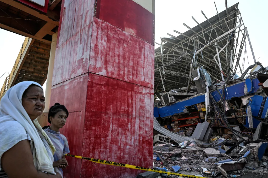 People look at a collapsed grocery store a day after the magnitude 7.8 earthquake, in Calumpang, General Santos, southern Philippines, on June 9, 2026.