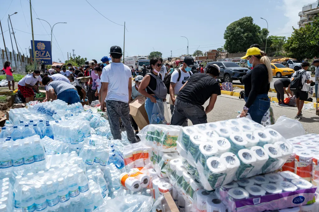 People in Caraballeda, La Guaira, receive donations of water and other necessities following earthquakes.
