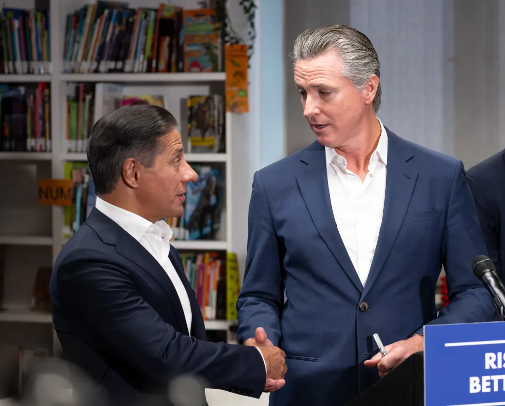 California Governor Gavin Newsom shakes hands with LAUSD Superintendent Alberto Carvalho.