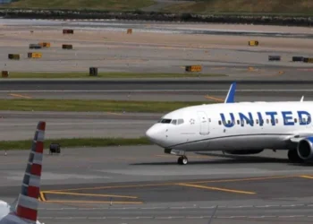 Pilot scolds plane load of Congress members as Trump show leaves them grounded