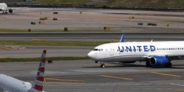 Pilot scolds plane load of Congress members as Trump show leaves them grounded