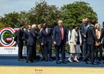 Trump appears disoriented and wandering among world leaders at G7 summit