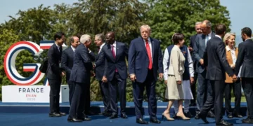Trump appears disoriented and wandering among world leaders at G7 summit